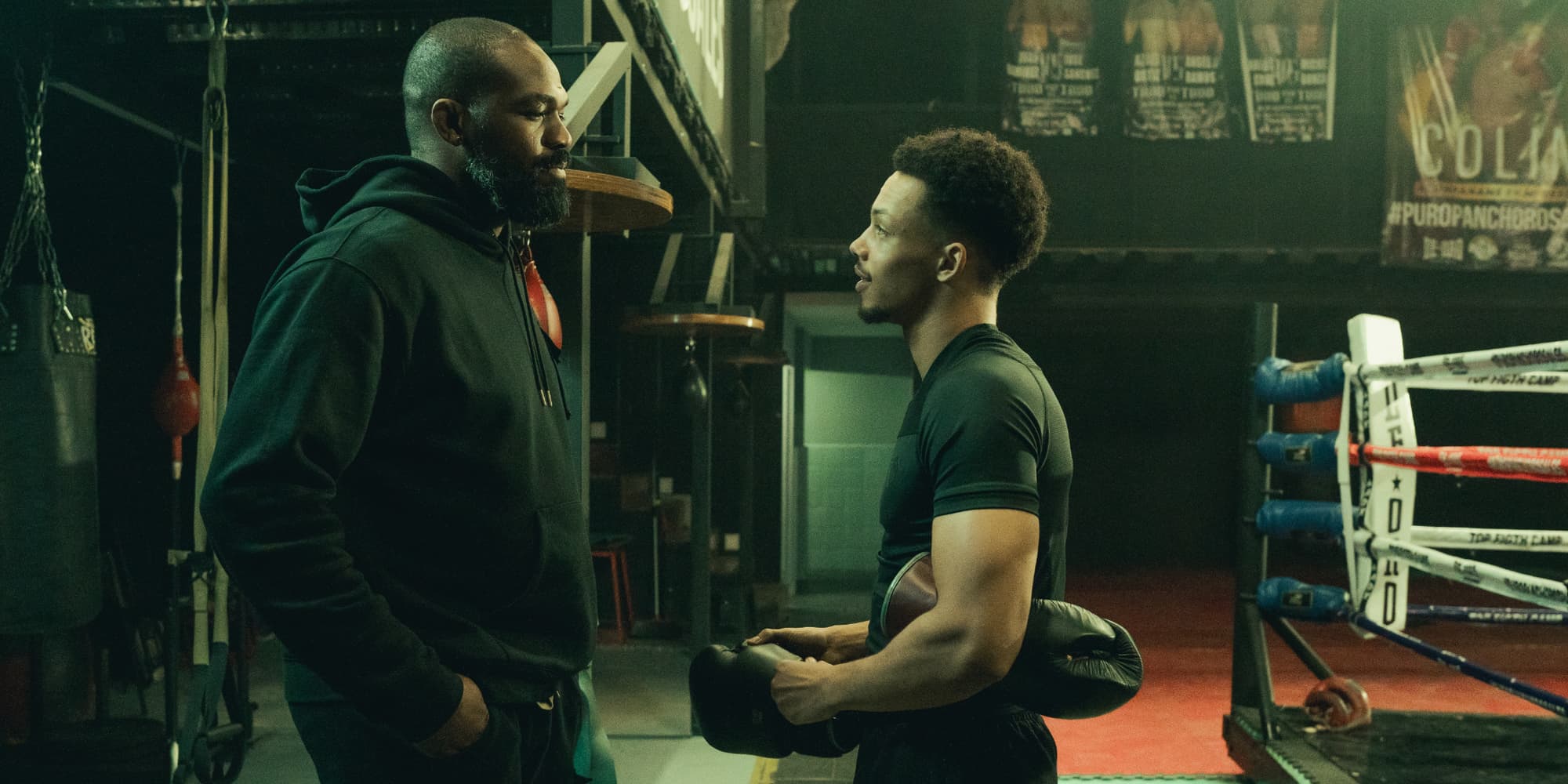 Jon Jones et Melvin Boomer dans ''La Cage'', à découvrir sur Netflix.