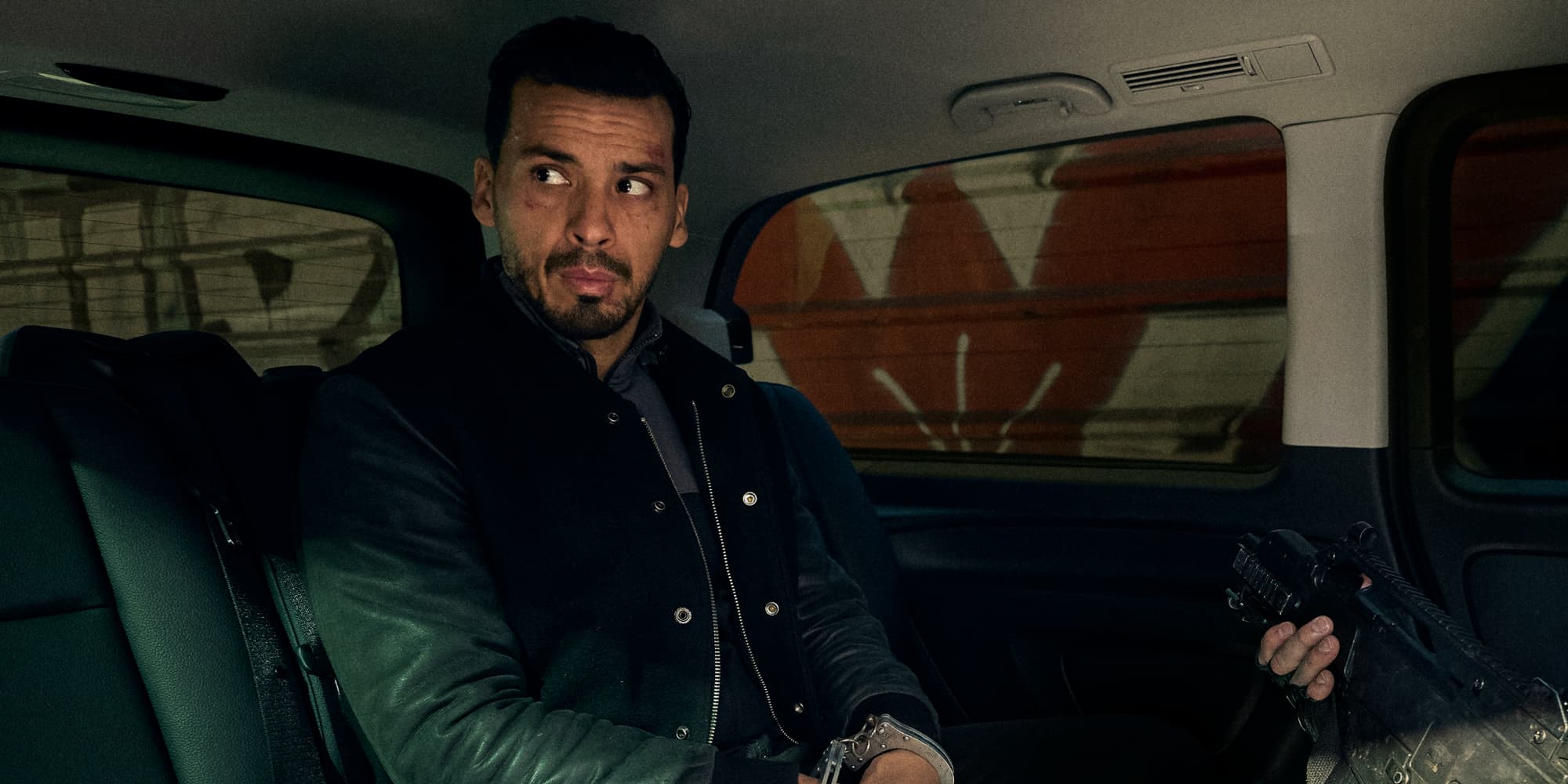 Tewfik Jallab dans la saison 2 de ''Pax Massilia'', à découvrir sur Netflix le 9 décembre 2025.
