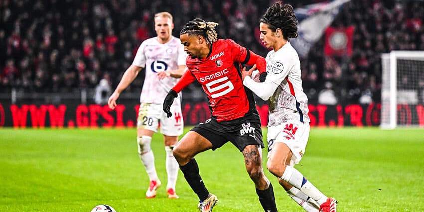 Lorenz Assignon (Rennes) et Ayyoub Boauddi (LOSC), lors du match de Ligue 1 McDonald's entre Rennes et Lille au Roazhon Park, le 16 février 2025 à Rennes.