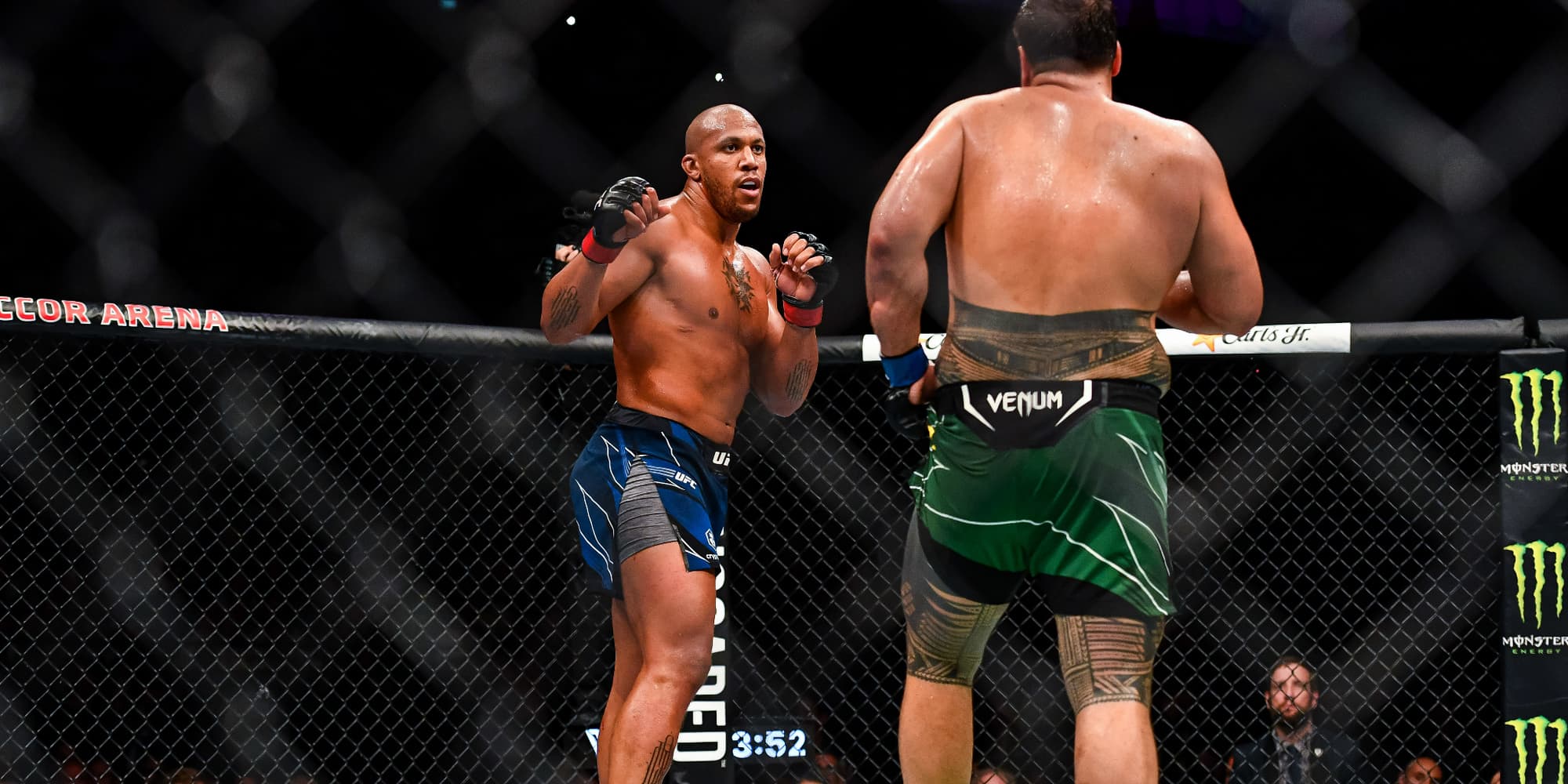 Ciryl Gane face à Tai Tuivasa lors de la première édition de l'UFC Paris, le 3 septembre 2022 à l'Accor Arena de Paris.