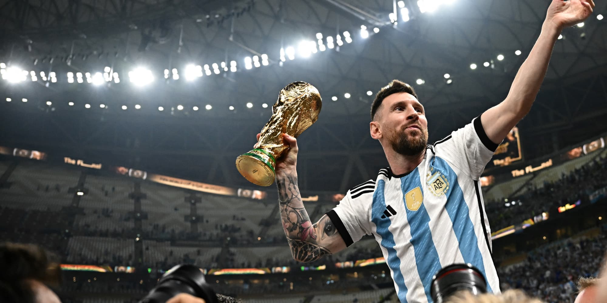 Lionel Messi en pleine célébration après la victoire face à la France, en finale de Coupe du Monde au stade de Lusail, au nord de Doha (Qatar), le 18 décembre 2022.