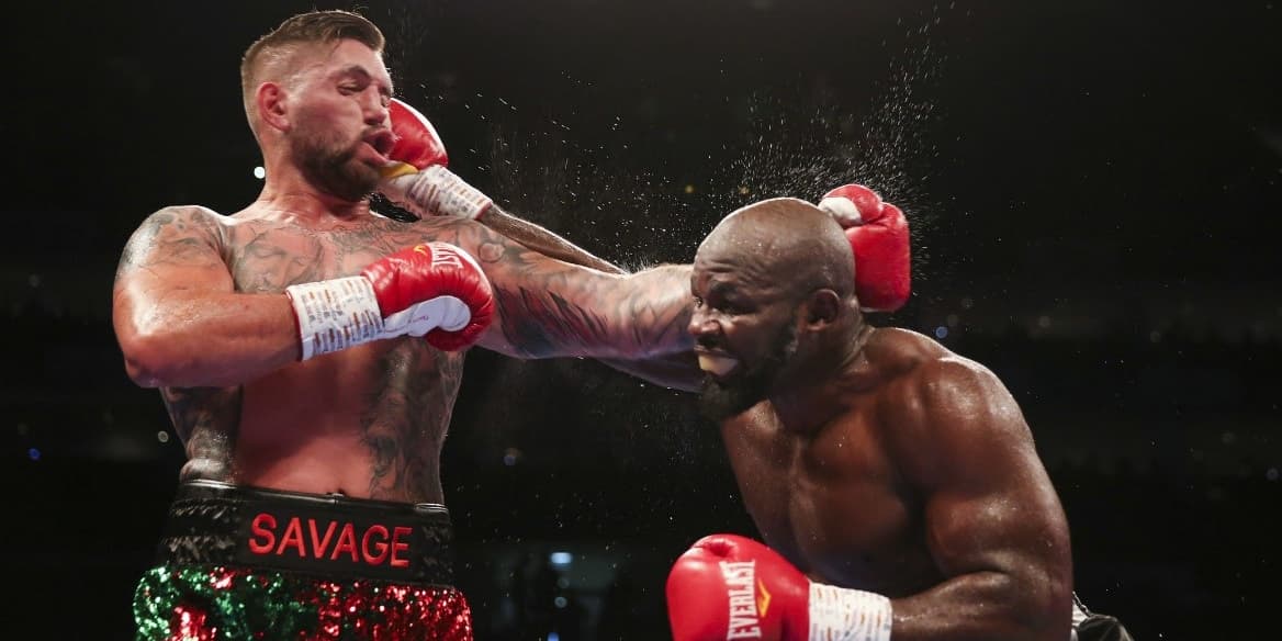 Carlos Takam face à Senad Gashi dans un combat pour les titres WBC Silver et WBO International des poids lourds, à l'O2 Arena de Londres, le 22 décembre 2018.