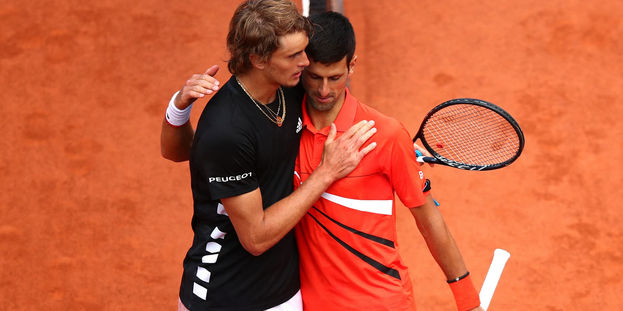 Novak Djokovic et Alexander Zverev après leur quart de finale, le 6 juin 2019 à Roland-Garros (Paris).