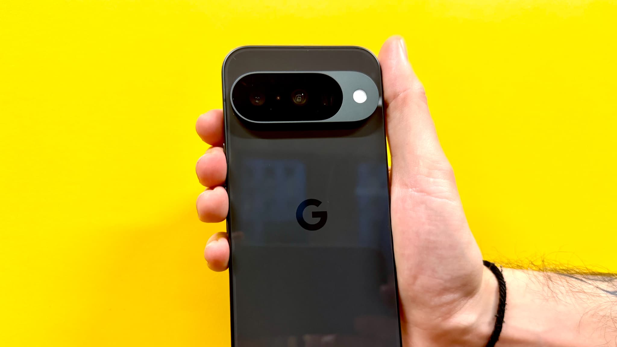 Le Google Pixel 10 conserve le fameux bloc photo qui prend (presque) toute sa largeur.