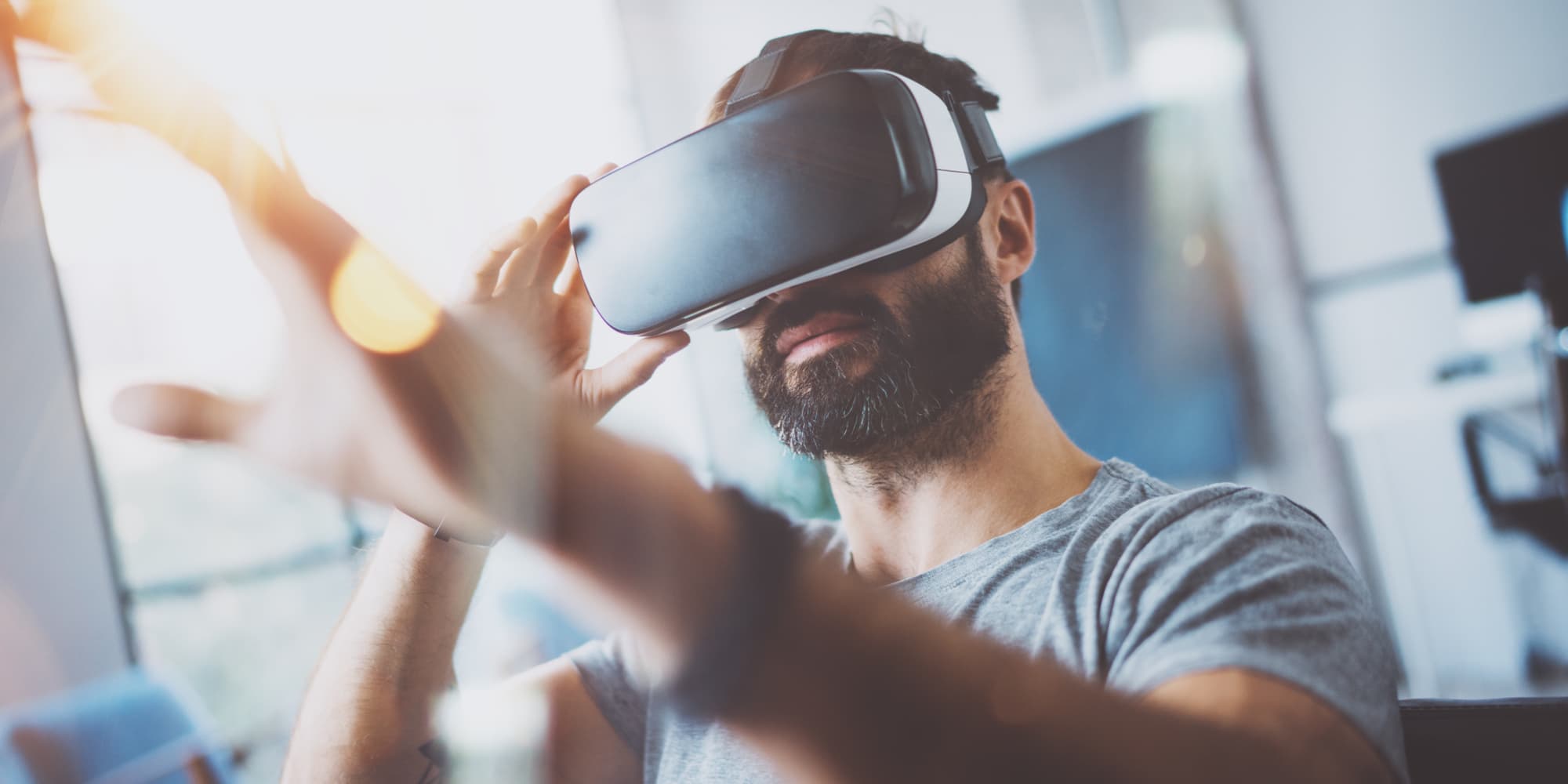 Un homme portant un casque VR, pour une expérience en réalité virtuelle.