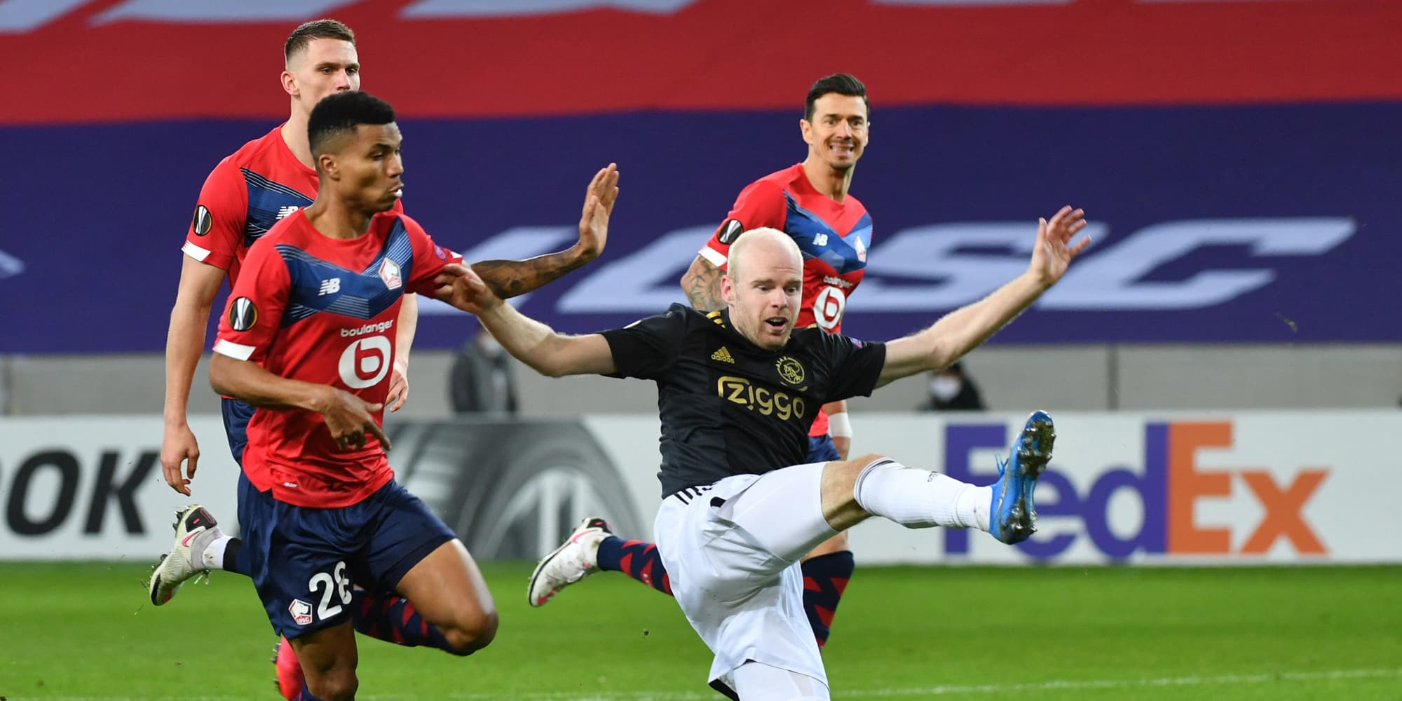Klaasen de l'Ajax Amsterdam entouré par la défense lilloise lors du match aller, le 18 février 2021 au stade Pierre Mauroy, Villeneuve-D'Ascq