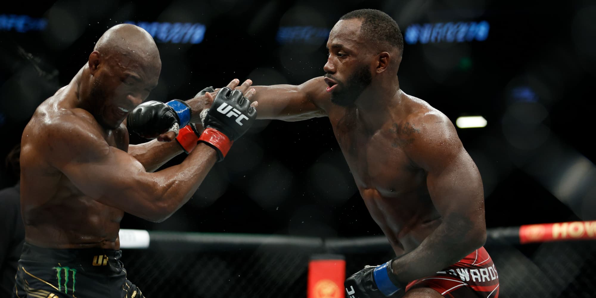 Kamaru Usman (gants rouges) face à Leon Edwards (gants bleus) lors de l'UFC 278 à Salt Lake City (Utah), le 20 août 2022.