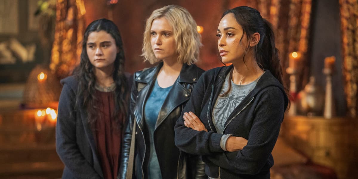 Madi, Clarke et Racen dans la saison 7 de The 100, diffusée sur SYFY