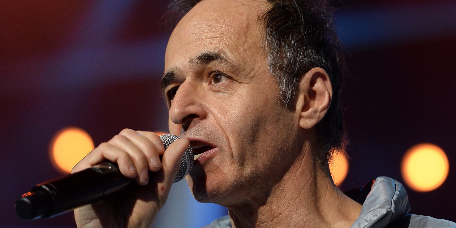 Jean-Jacques Goldman sur la scène d'un concert des Enfoirés en 2015.