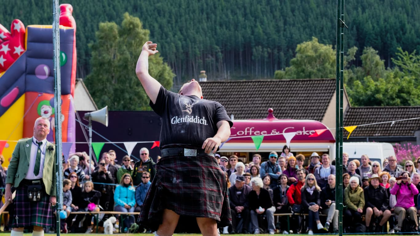 Le lancer de poids en hauteur, épreuve renversante des Highland Games Le lancer de poids en hauteur, épreuve renversante des Highland Games