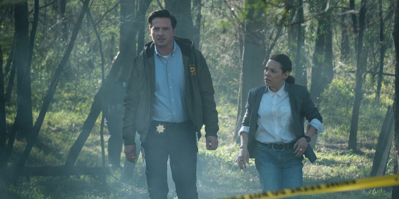 Aden Young et Gloria Garayua enquêtent sur un tueur en série dans "Reckoning".