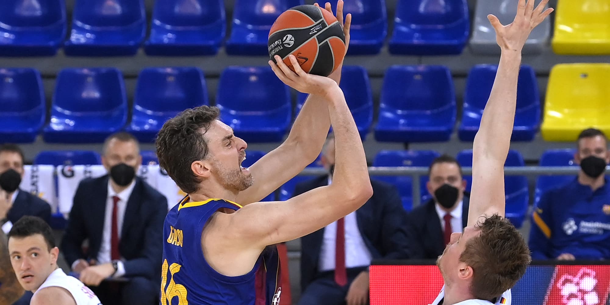 Pau Gasol du FC Barcelone face à Leon Radosevic du Bayern Munich lors d'un match d'EuroLigue au Palau Blaugrana de Barcelone, le 9 avril 2021.
