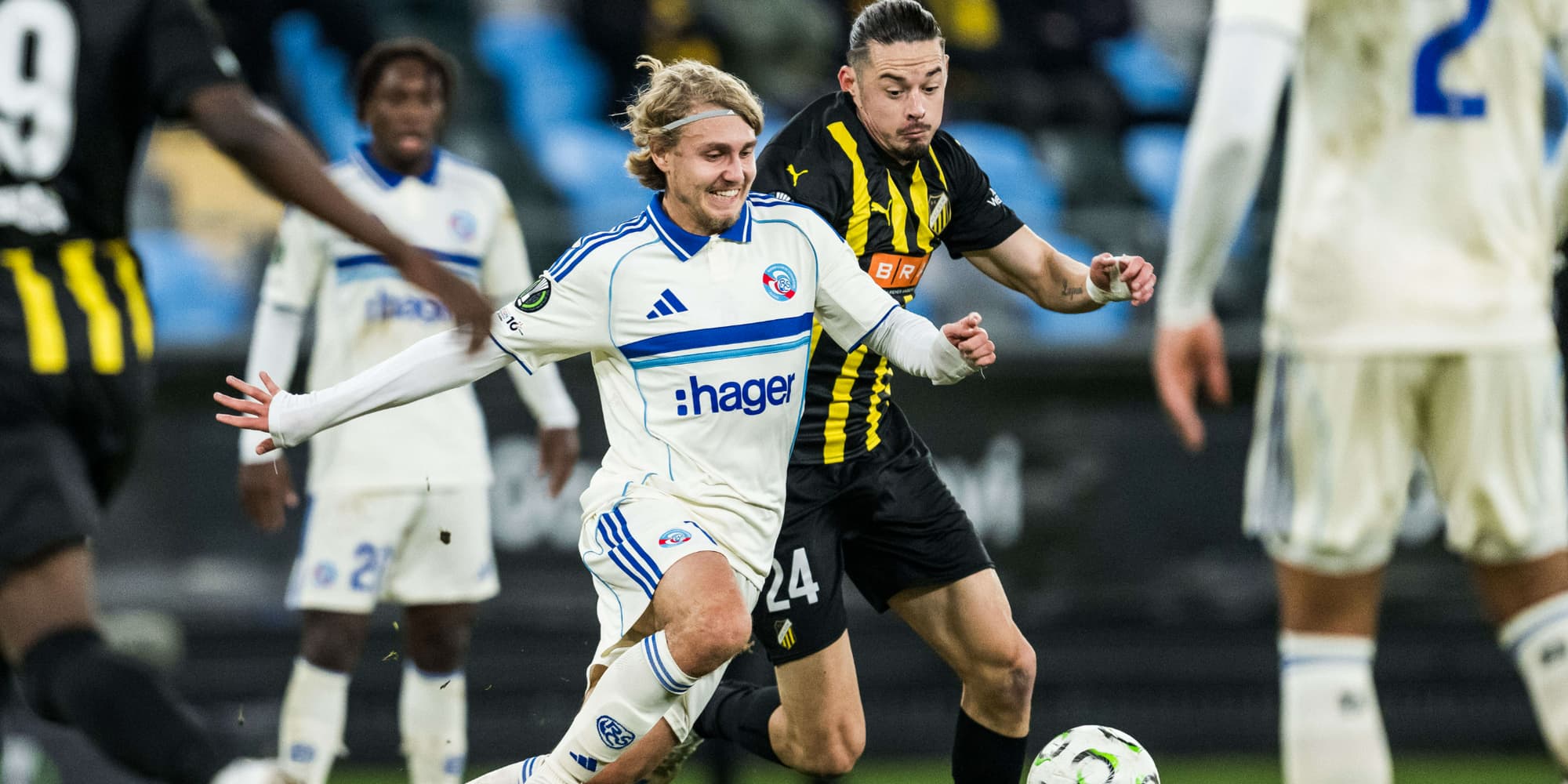 Sebastian Nanasi (Strasbourg) et Amor Layouni (Häcken), le 6 novembre en Ligue Europa Conférence à Gothenburg.