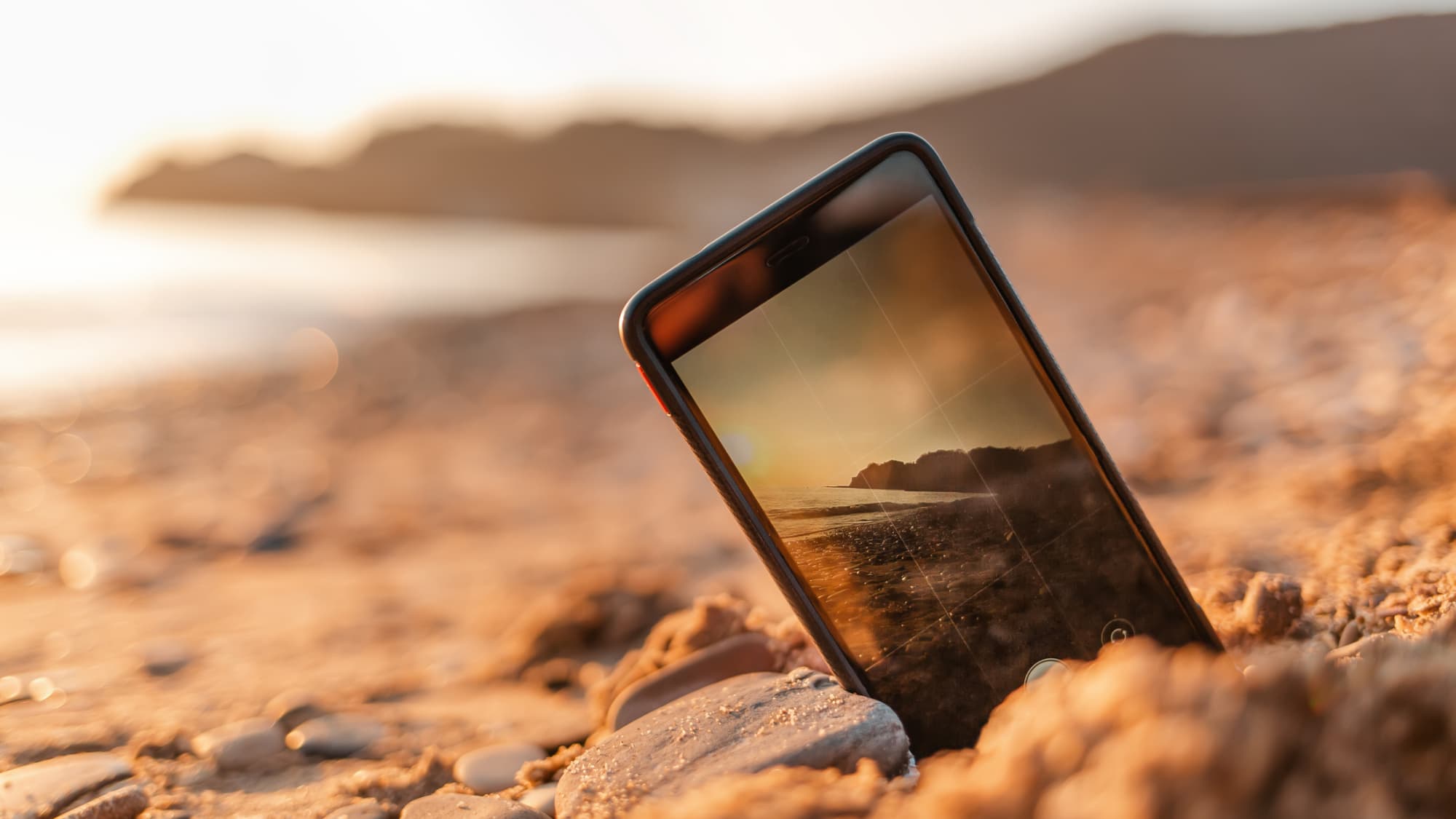 Été : sable, soleil, eau comment protéger son smartphone ?