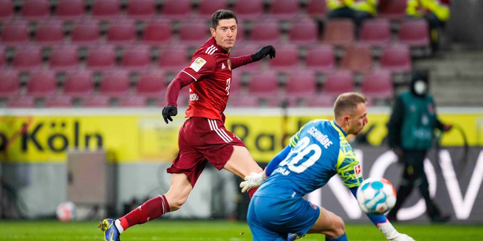 Robert Lewandowski lors d'un match de Bundesliga du Bayern Munich face au FC Cologne, à Cologne, le 15 janvier 2022.
