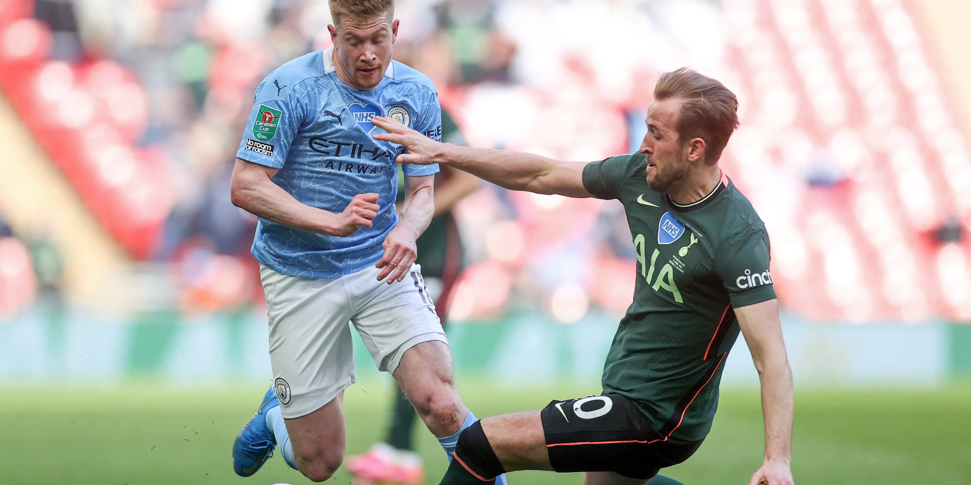 De Bruyne et Kane à la lutte lors de la finale de Carabao Cup entre Manchester City et Tottenham, le 25 avril 2021 à Wembley, Londres