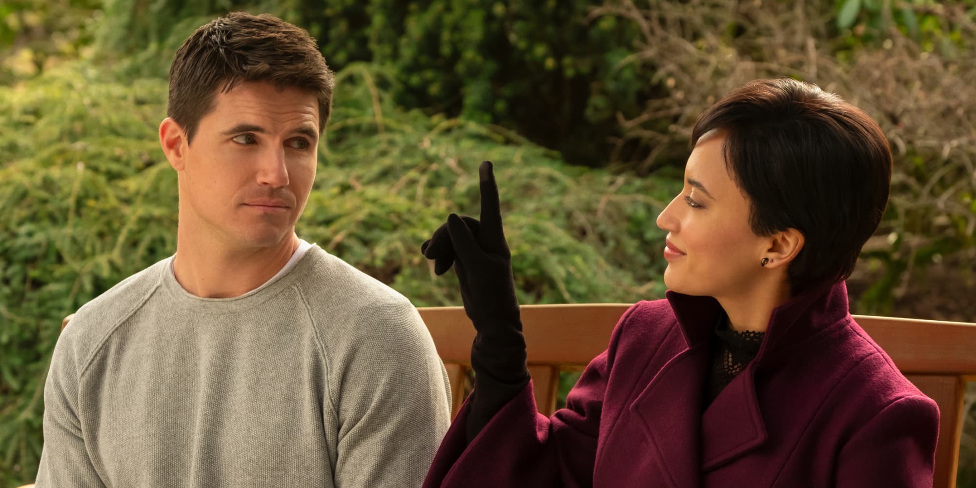 Robbie Amell joue Nathan, et Andy Allo, Nora, dans la série "Upload" sur Amazon Prime Video.