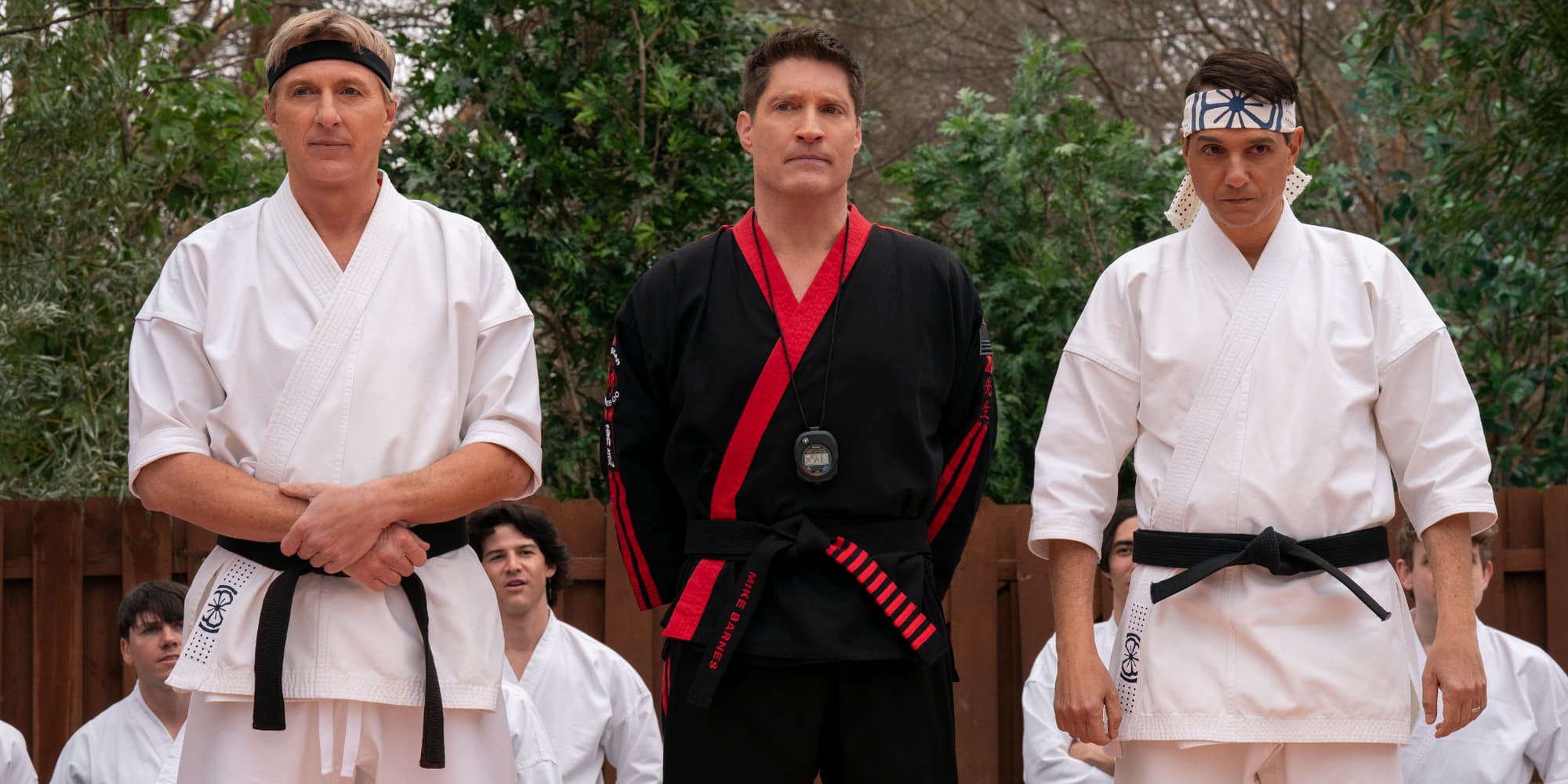 Johnny Lawrence (William Zabka), Mike Barnes (Sean Kanan) et Daniel LaRusso (Ralph Macchio) dans la saison 6 de "Cobra Kai".