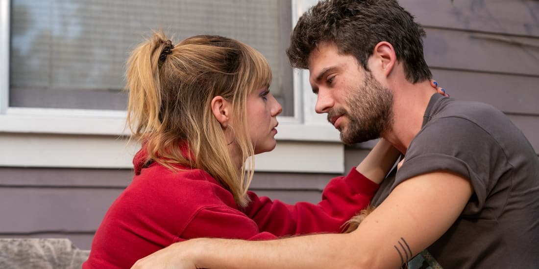 Lucy Boynton et David Corenswet dans le drame romantique "The Greatest Hits", disponible sur Disney +. 