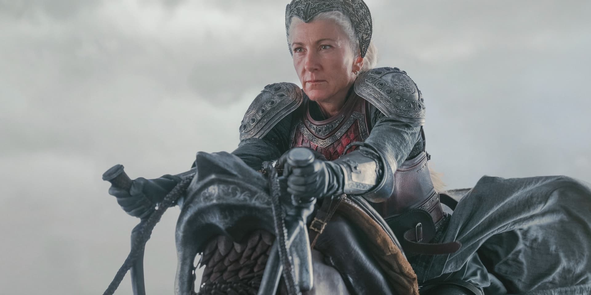 Rhaenys Targaryen (Eve Best) lors de la grande bataille dans l'épisode 4 de la saison 2.