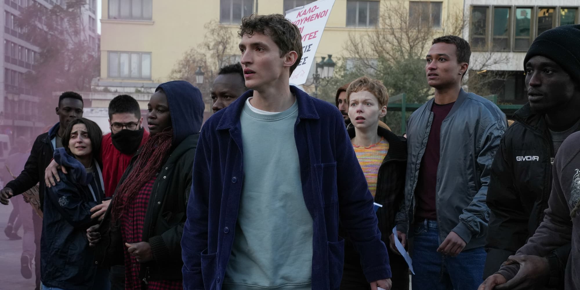 Aliocha Schneider n'est pas seulement un acteur en tête d'affiche de Salade Grecque mais aussi un chanteur dont le troisième album sortira en septembre 2023.