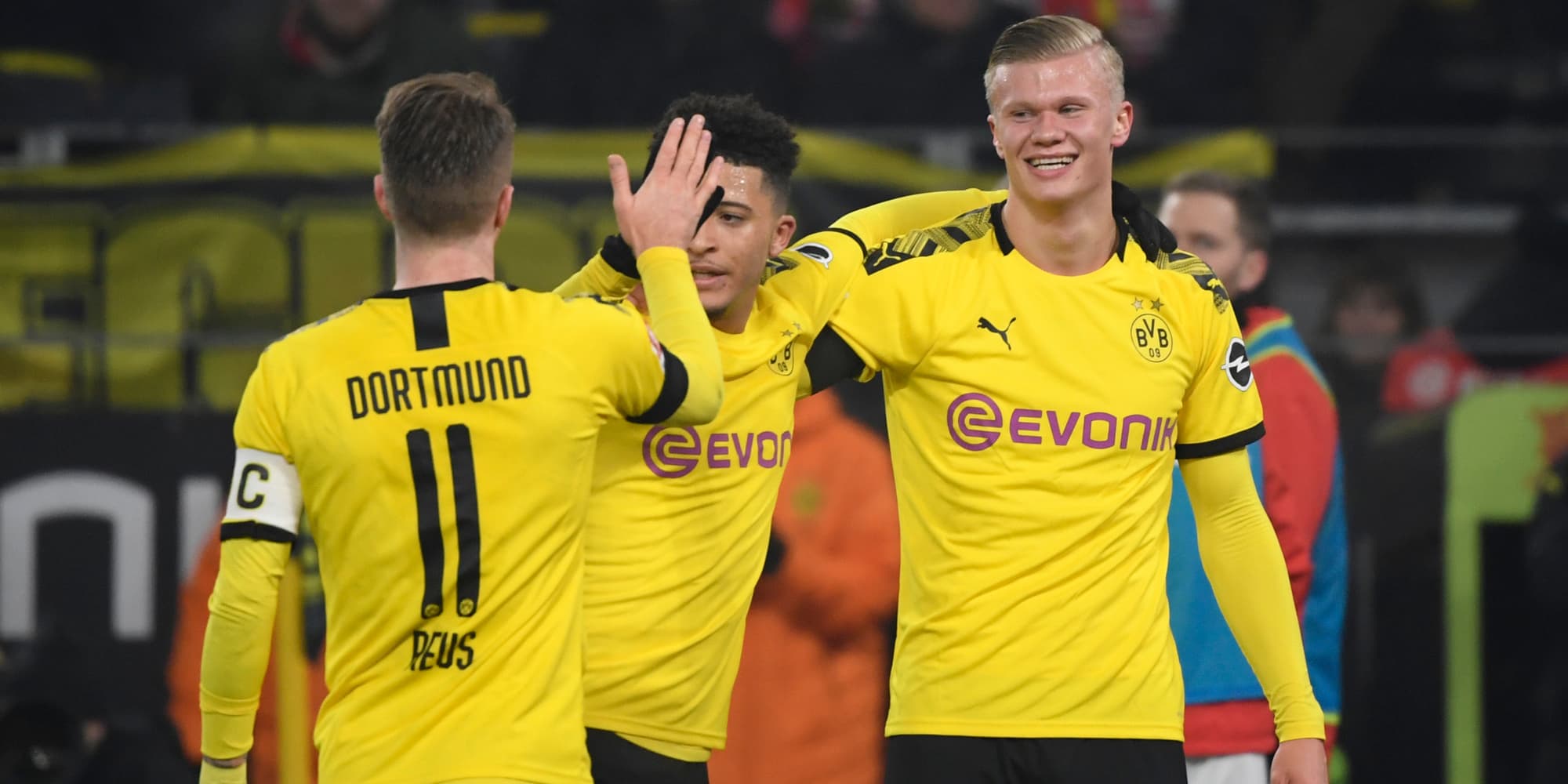 Reus, Sancho et Haaland célèbrent un but lors de la victoire 5-1 du Borussia Dortmund face à Cologne, le 24 janvier 2020