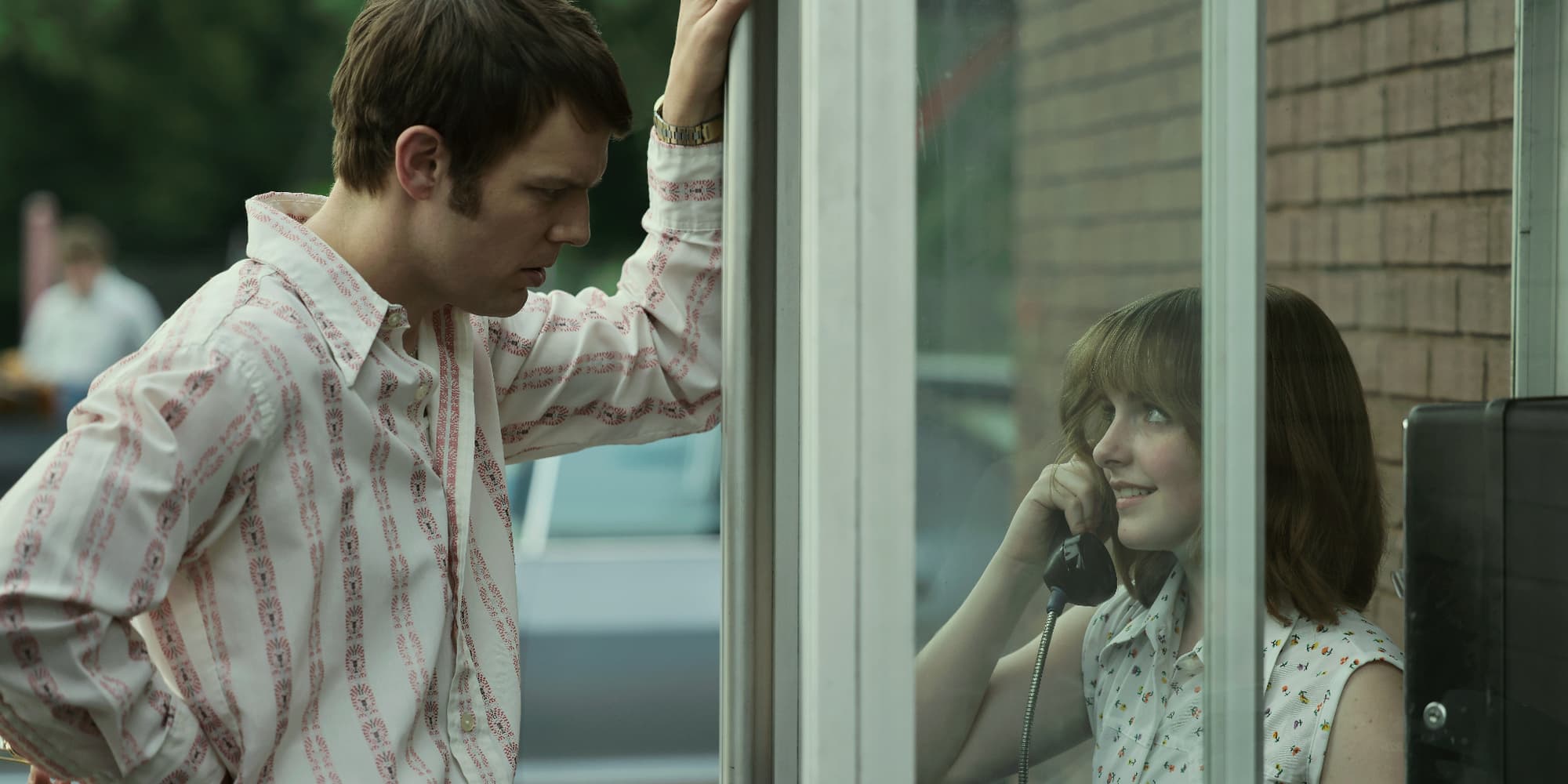 Jake Lacy et Mckenna Grace dans les rôles de Robert Berchtold et Jan Broberg dans "A Friend of The Family" sur OCS. 