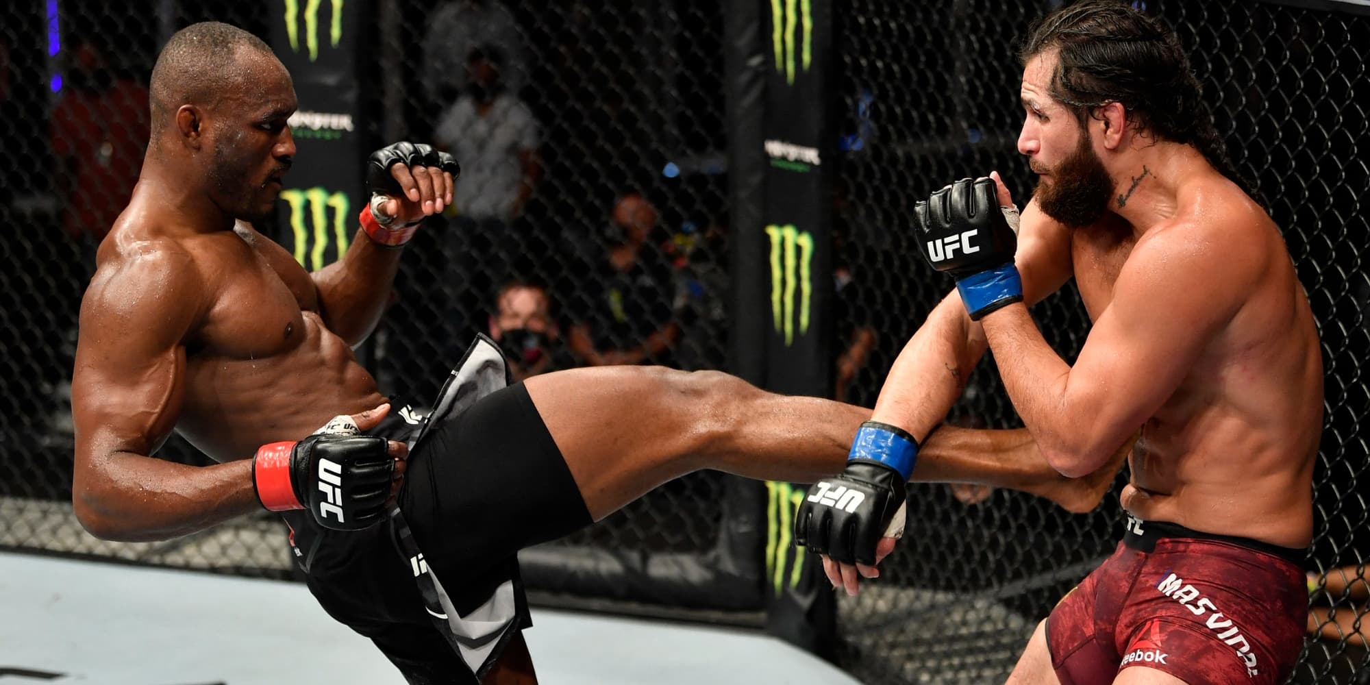Kamara Usman face à Jorge Masvidal lors de leur précédent combat UFC, pour le titre de champion du monde des poids moyens, sur l'Île de Yas à Abou Dabi, le 22 juillet 2020. 