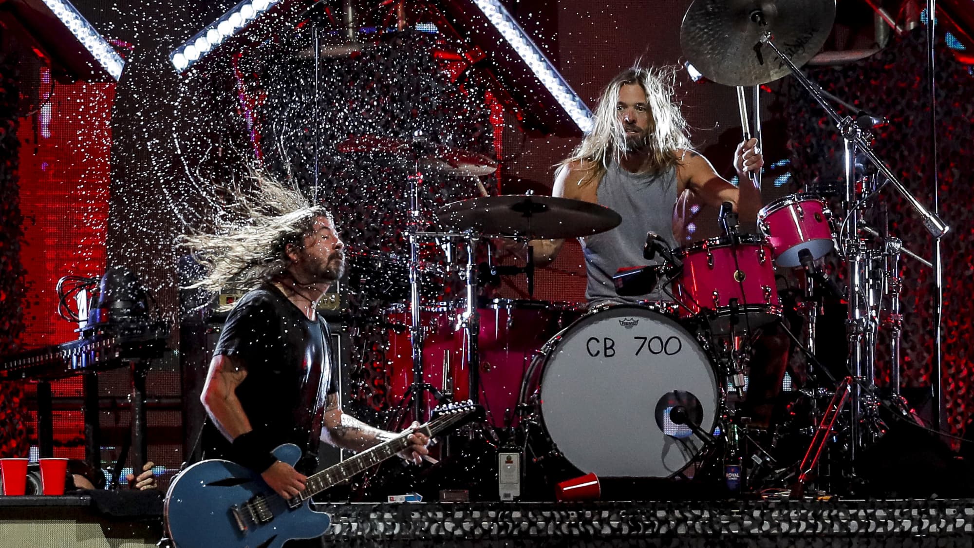 19 20 шоу. Группа Foo Fighters 2022. Тейлор Хоукинс Foo Fighters. Foo Fighters Drummer. Новый барабанщик Foo Fighters.