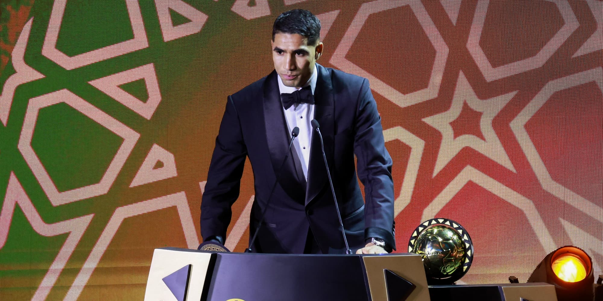 Achraf Hakimi reçoit le prix de Meilleur joueur africain de l'année lors des CAF Awards 2025 à Sale, au Maroc, le 19 novembre 2025. 
