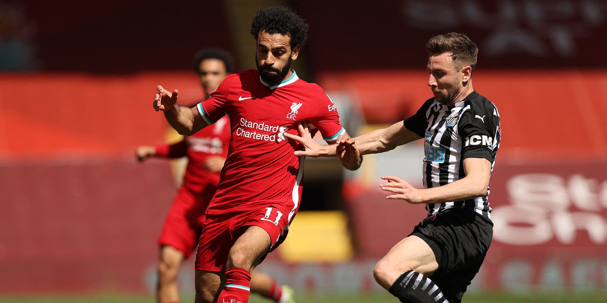 Mohamed Salah face à Paul Dummett lors du match Liverpool - Newcastle en Premier League, à Liverpool, le 24 avril 2021.