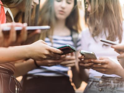 Quel smartphone offrir à un ado en 2025 ?