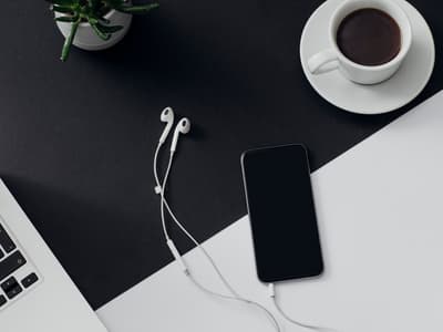 Les smartphones bientôt vendus sans écouteurs ?