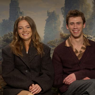 La Planète des Singes - Le Nouveau Royaume sur Disney+ : rencontre avec Owen Teague et Freya Allan