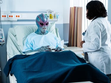 Resident Alien : la saison 2 atterrit sur SYFY