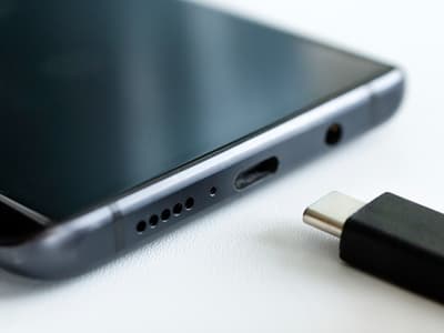 Comment nettoyer le port de recharge de son smartphone ?