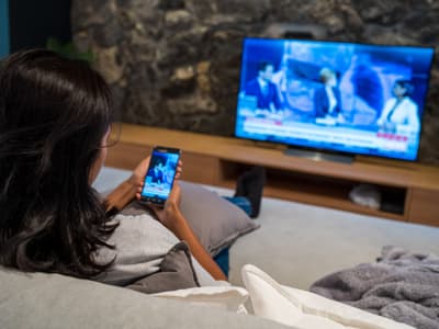 Adieu la télé ? Le smartphone devient l'écran préféré pour les vidéos