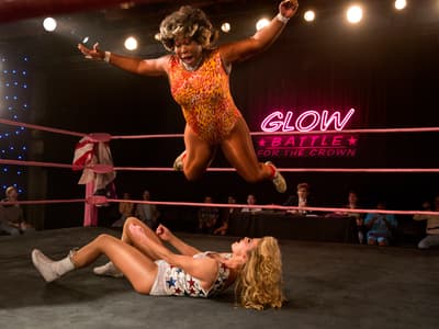 GLOW, la série qui va vous faire aimer le catch
