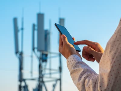 Android 15 pourrait permettre d’envoyer des messages par satellite à ses proches