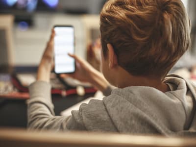 Bientôt une vérification d’âge pour télécharger des applications sur Android ?