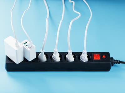 Faut-il débrancher son chargeur inutilisé ?