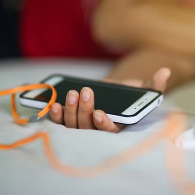 Charger son smartphone sur le lit ou le canapé : attention danger !