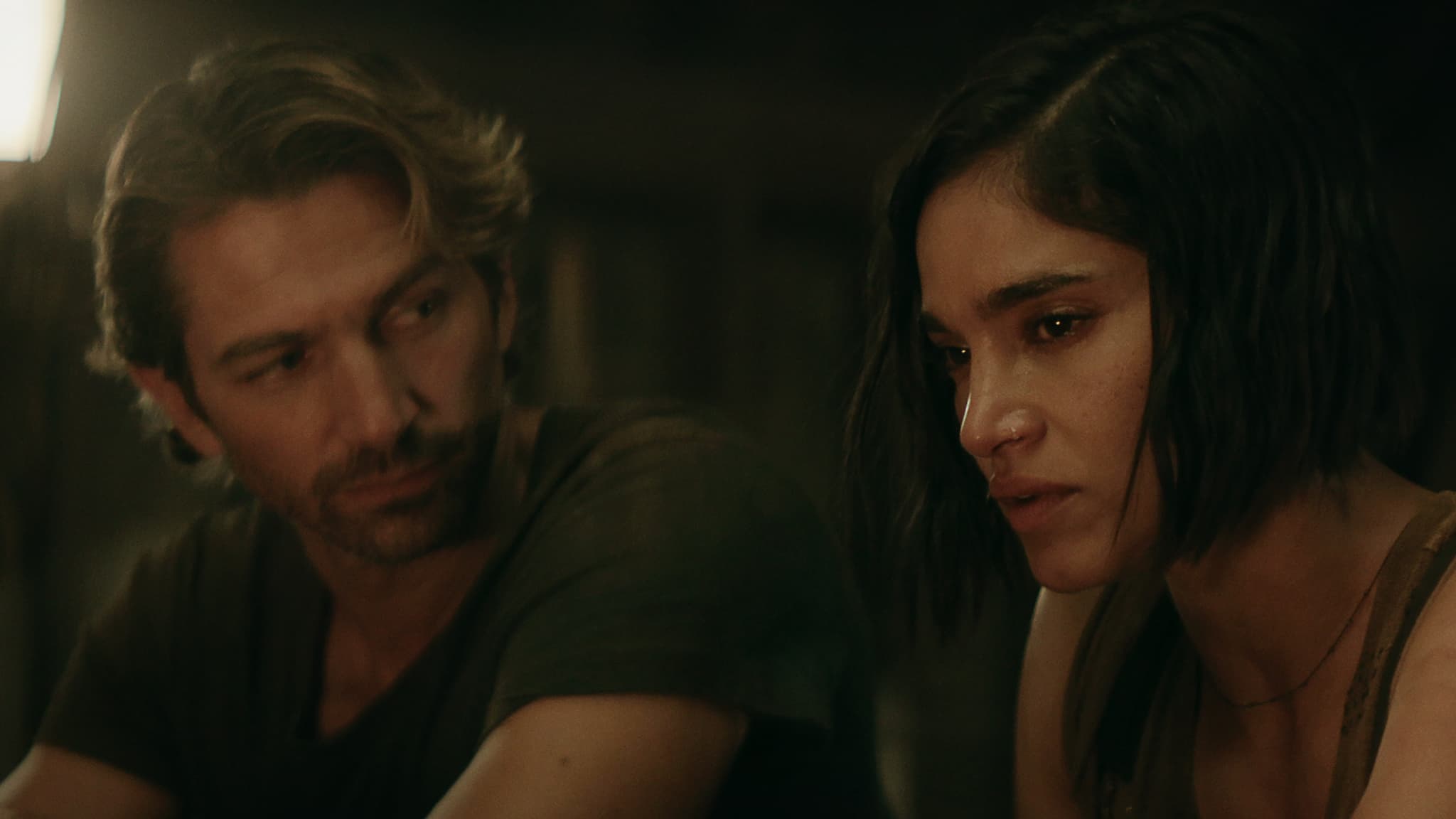 Kora interprétée par Sofia Boutella et Gunnar interprété par Michiel Huisman dans Rebel Moon Partie 2 : L'entailleuse. Kora interprétée par Sofia Boutella et Gunnar interprété par Michiel Huisman dans Rebel Moon Partie 2 : L'entailleuse.