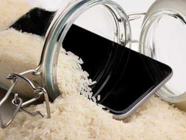 Sécher un iPhone dans du riz : une fausse bonne idée ?
