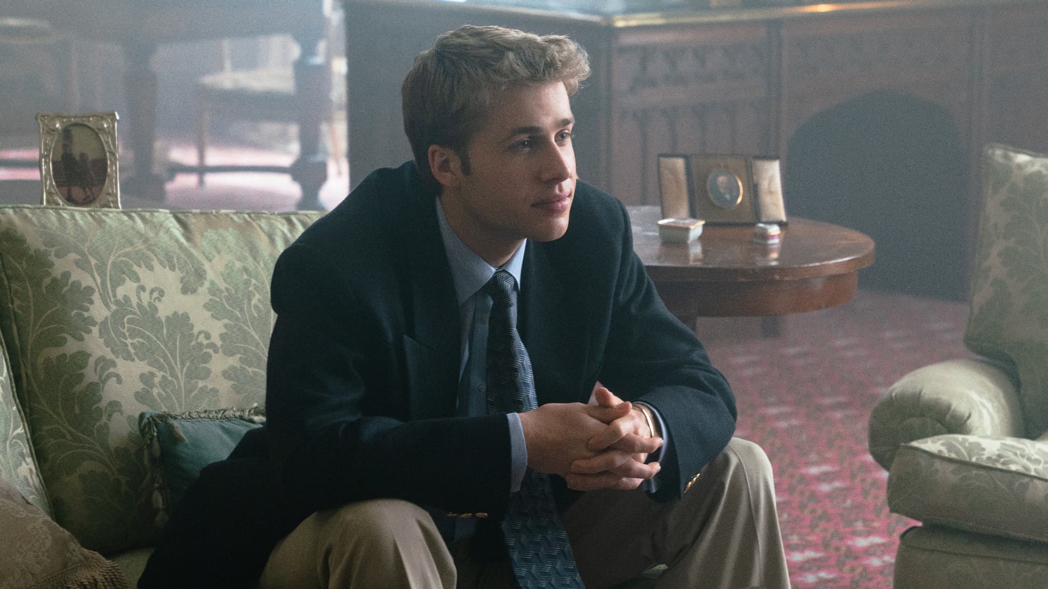 Ed McVey dans la peau du prince William, rendant ici sans doute visite à la reine dans la saison 6 de "The Crown". Ed McVey dans la peau du prince William, rendant ici sans doute visite à la reine dans la saison 6 de "The Crown".