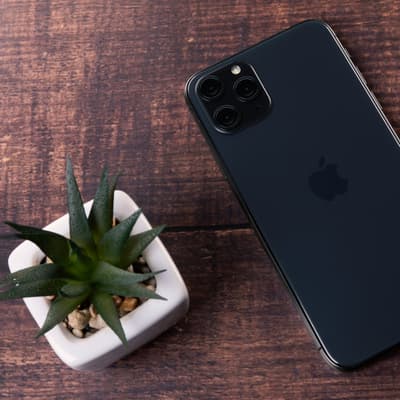 Pourquoi il faut poser son smartphone côté écran