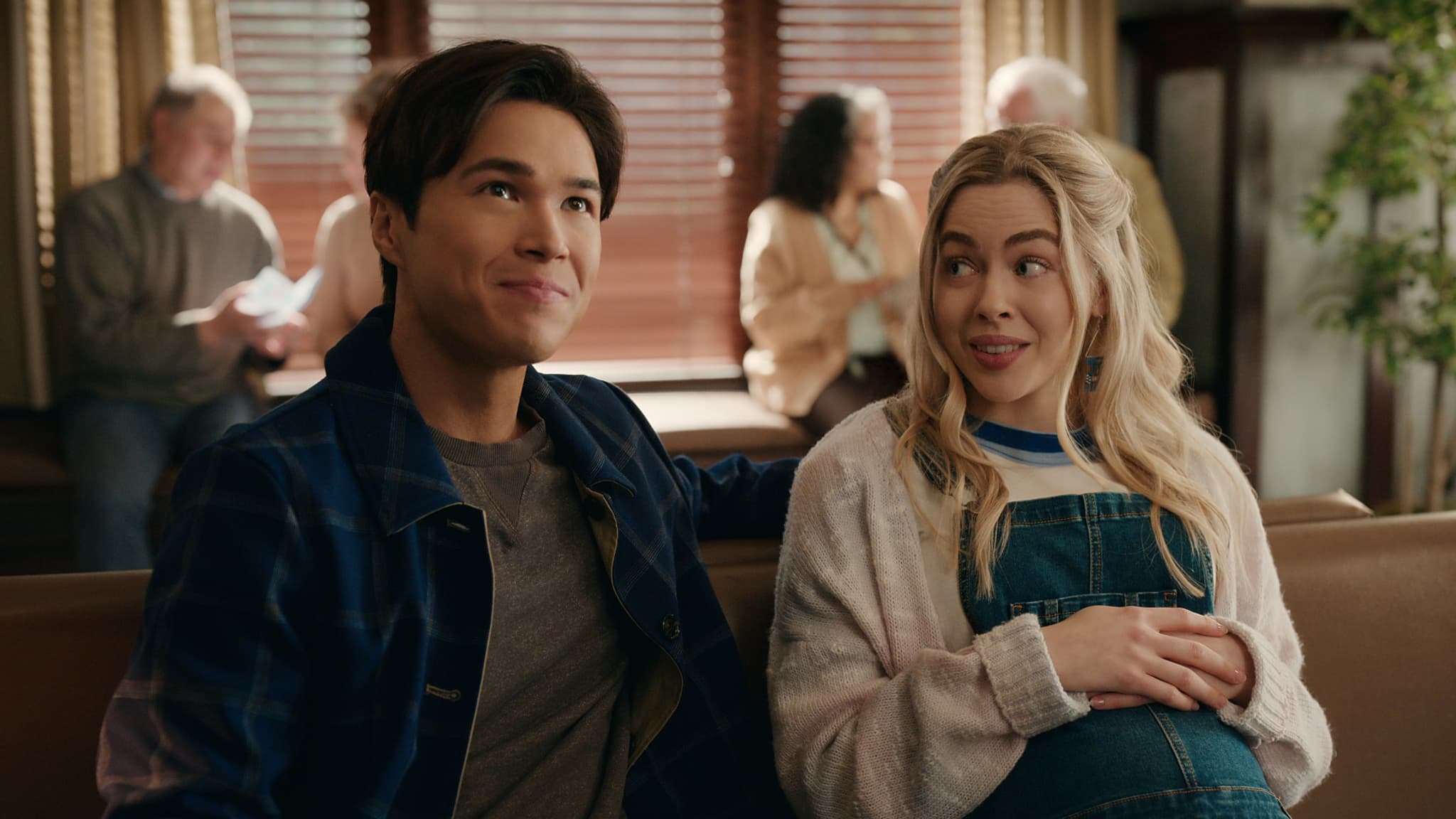 Premier aperçu de Kai Bradbury (Denny Cutler) et Sarah Dugdale (Lizzie) dans l'épisode 1 de la saison 6 de "Virgin River".