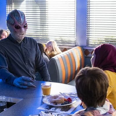 Resident Alien : quelles différences entre la série et les comics ?