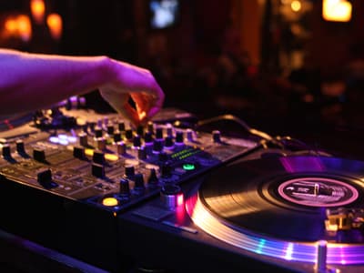 Renaud Rebillaud, le beatmaker passé du punk rock à Maître Gims