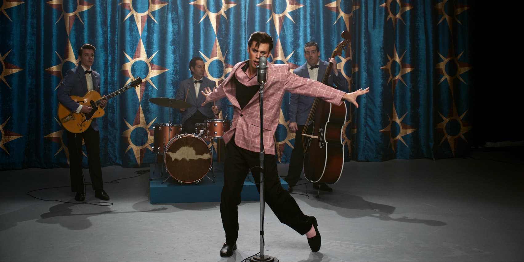 Austin Butler dans la peau du King, dans le biopic "Elvis" signé Baz Luhrmann, à retrouver dès à présent en salle.